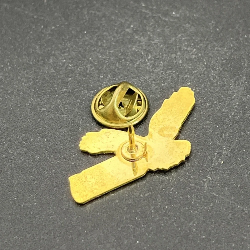 Oneida Bingo And Casino Bald Eagle Flying Lapel Hat Pin‎